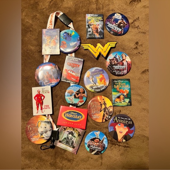 Pins/lanyards/ect - Picture 8 of 9